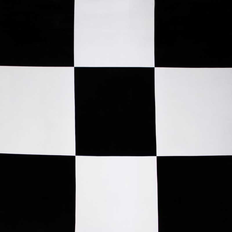 Piso de padrão de xadrez preto e branco
